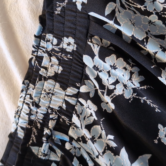 Women's Size Large SoHo Apparel Ltd Crop Black Stretch Pants With Floral Design - Picture 3 of 11